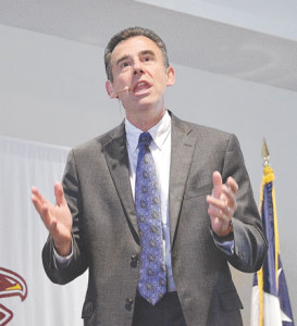 Well known author Todd Whitaker speaks to the assembly. Photo: Los Fresnos CISD