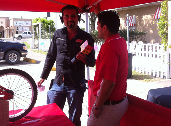 “El Tremendo” of La Mega 105.9 interviews Luis Uresti from the local State Farm office 